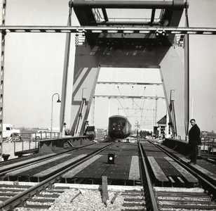 168687 Gezicht op de nieuwe spoorbrug over het Noordhollandsch Kanaal te Alkmaar.